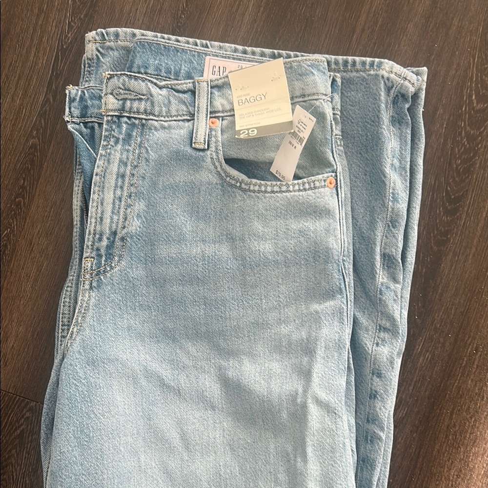 GAP baggy mid rise light wash size 29 NWT
